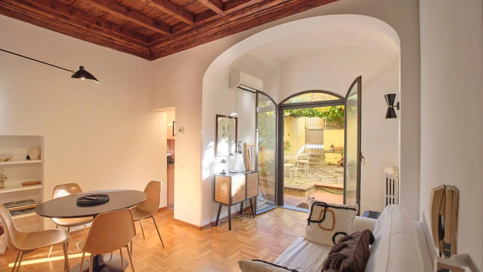 Enchanting Apartment With Patio, Lungarno Firenze 0*,  Italien