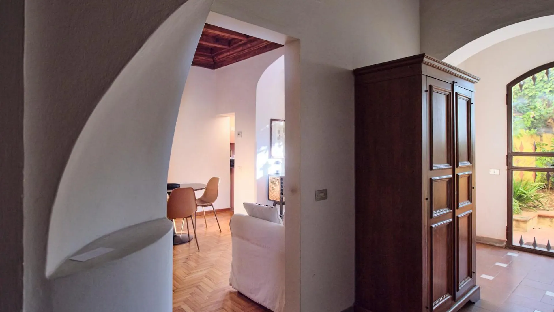 Enchanting Apartment With Patio, Lungarno Firenze