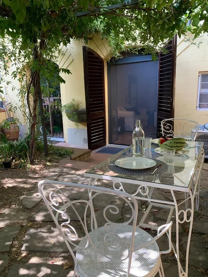 Enchanting Apartment With Patio, Lungarno Firenze  Florence