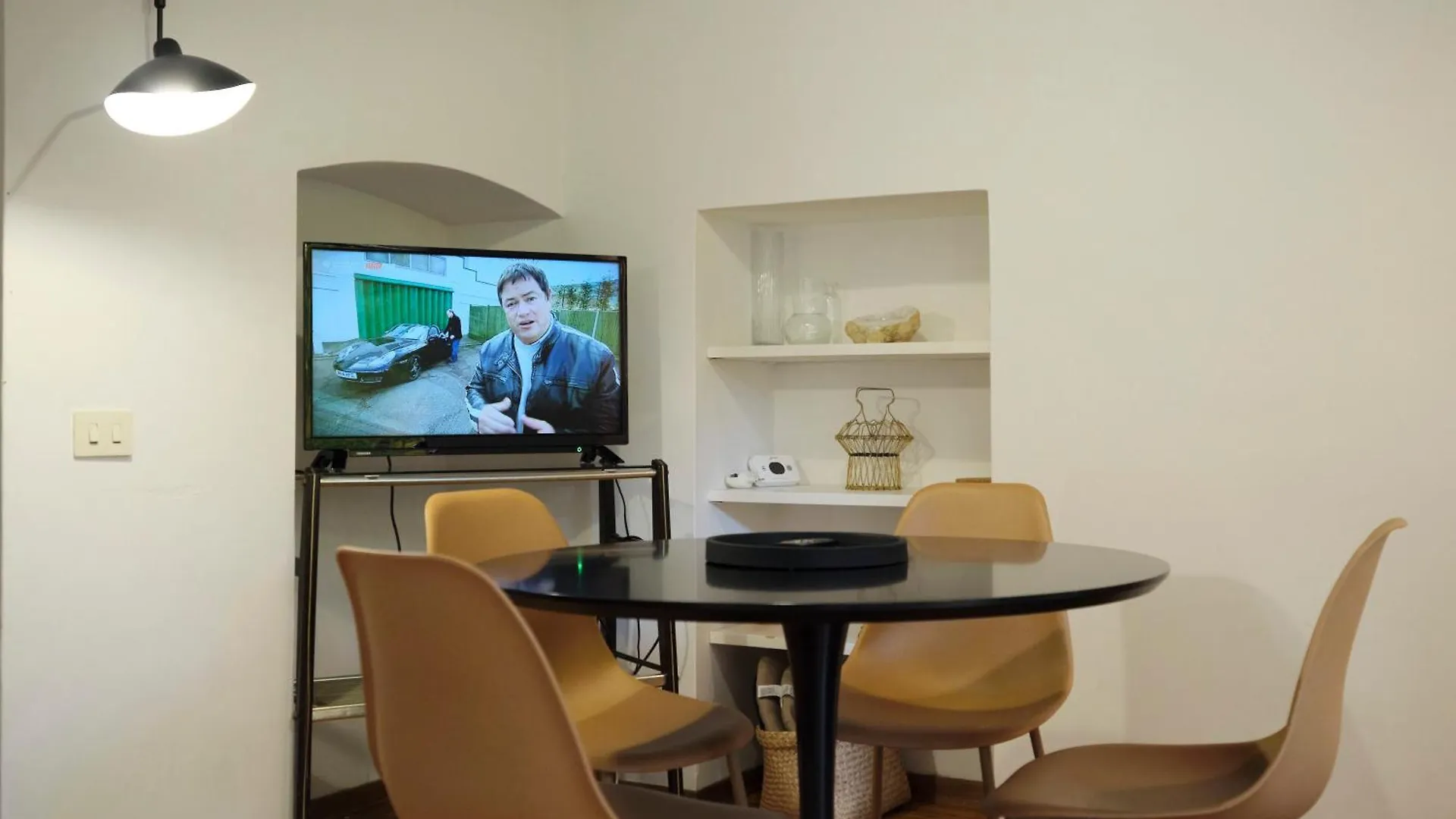 Enchanting Apartment With Patio, Lungarno Firenze Italy