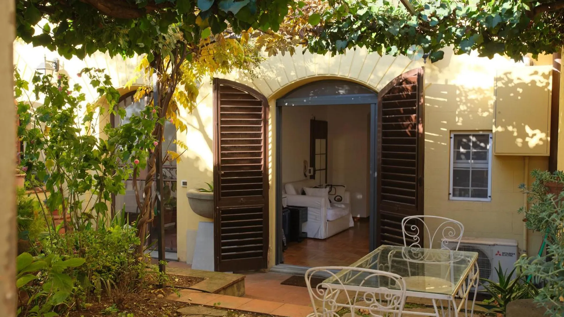 Enchanting Apartment With Patio, Lungarno Firenze 0*, Florence Italy