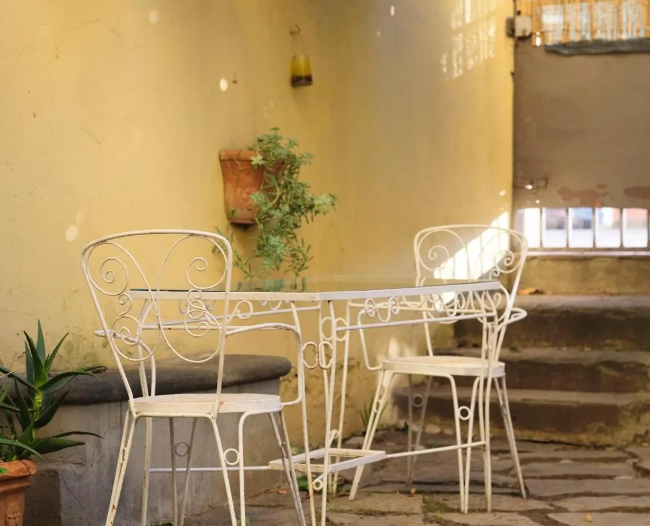 Enchanting Apartment With Patio, Lungarno Firenze Florence