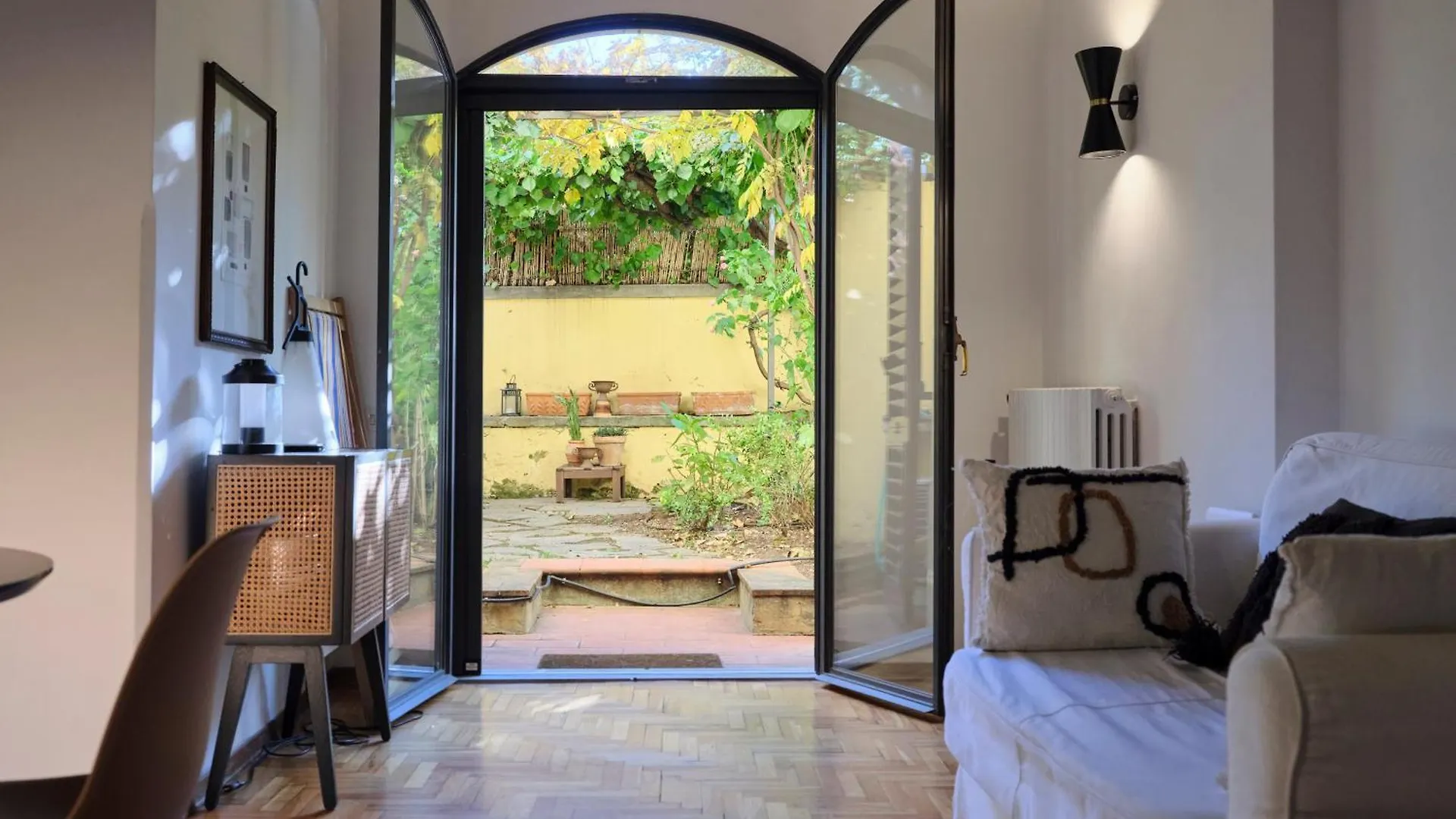 Enchanting Apartment With Patio, Lungarno Firenze  Florence